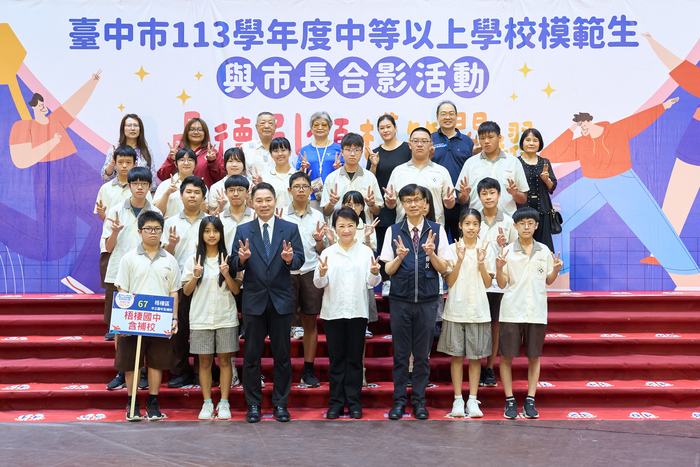 梧棲國中及附設補校113學年度模範生與市長合影活動圖片