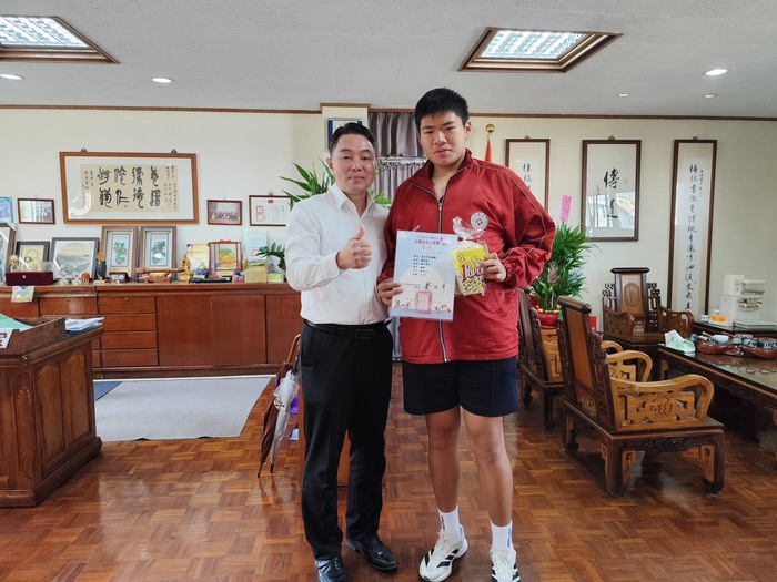 顏隨勝校長贈爆米花鼓勵楊鈞皓同學展現爆發力，再創佳績